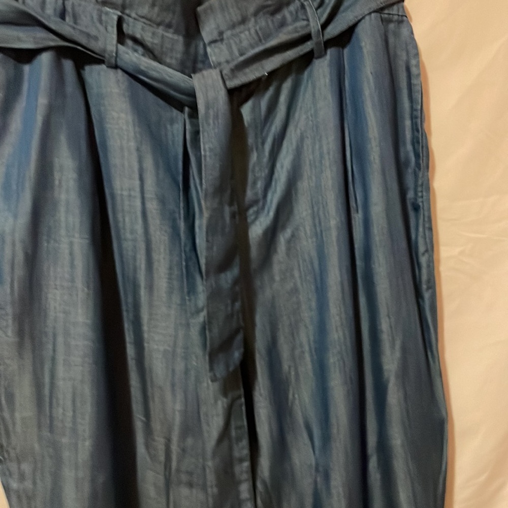 Wide legged, belted pants. - Picture 2 of 3